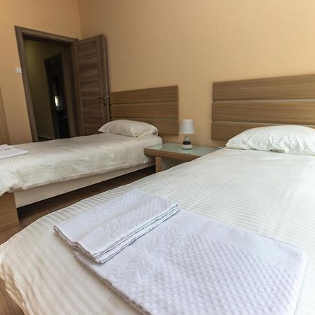 Apartmani Bulevar Цетине Екстериор снимка