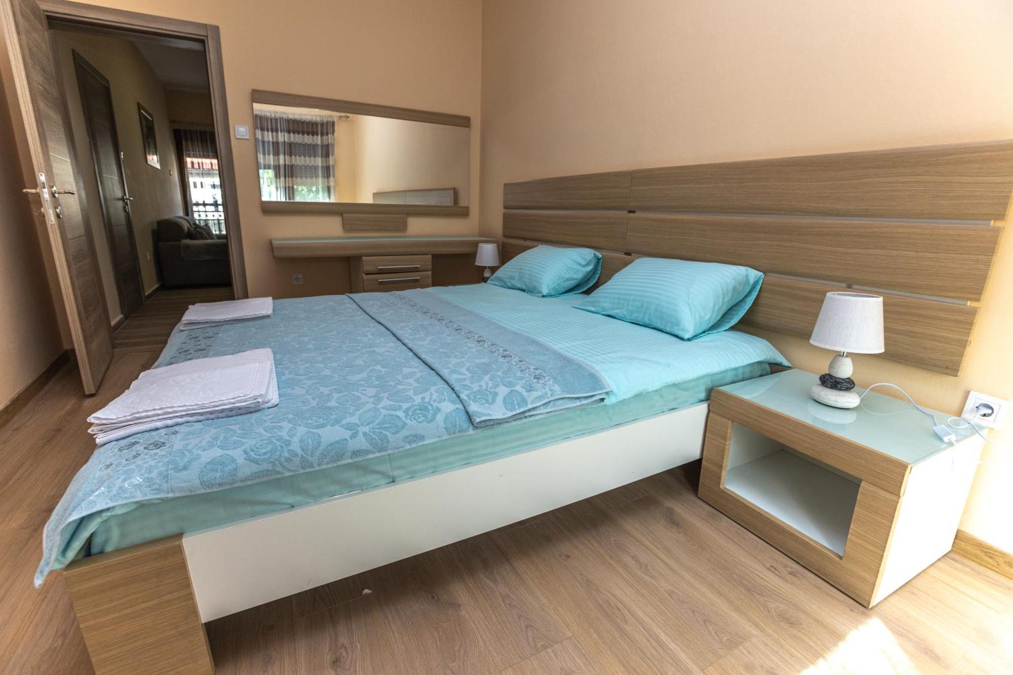 Apartmani Bulevar Цетине Екстериор снимка